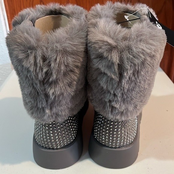 GBG LOS ÁNGELES WOMEN’S ALEYA.
FAUX SUEDE ANKLE BOOTS SIZE 8 Grey /silver. - Picture 2 of 6